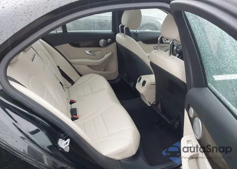 2015 Mercedes-Benz C 300 4Matic из США, поврежденный, VIN 55SWF4KB2FU015915